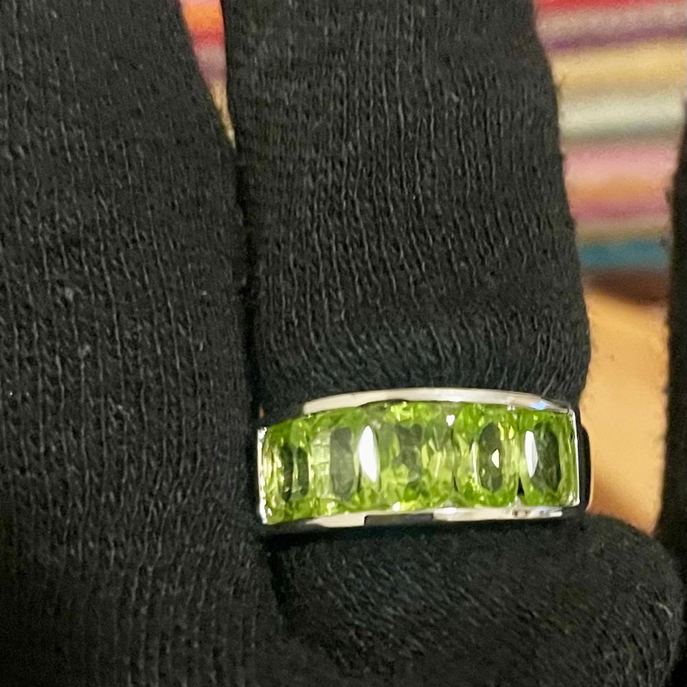 2.75 Carat Genuine Green Peridot Band Ring in 925 Sterling Silver - Picture 9 of 13